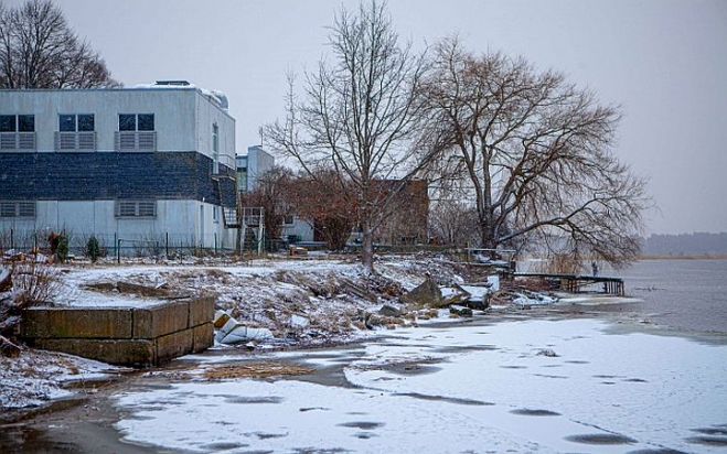 Teātra un Kalnciema ielas rajonā uzskatāmi redzams, cik tuvu apbūvei ir ūdeņi, radot krasta nobrukšanas risku. Foto – Jūrmalas pilsētas pašvaldība