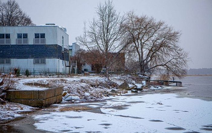 Teātra un Kalnciema ielas rajonā uzskatāmi redzams, cik tuvu apbūvei ir ūdeņi, radot krasta nobrukšanas risku. Foto – Jūrmalas pilsētas pašvaldība