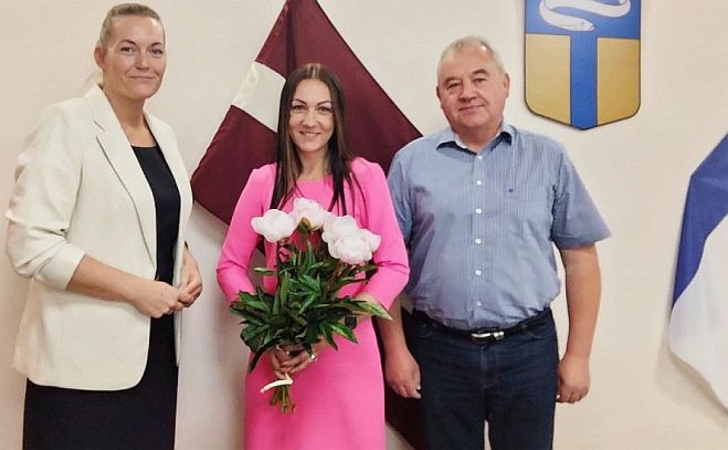 Ādažu novada pašvaldības priekšsēdētāja Karīna Miķelsone, Ādažu vidusskolas direktore Solvita Vasiļevska un Ādažu novada pašvaldības priekšsēdētājas vietnieks Valērijs Bulāns. Foto - adazunovads.lv