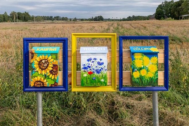 "Bilžu" mākslinieku dizainētās pastkastītes Latvijas uzņēmumiem un kultūrvietām. Foto – Inese Grizāne, Dainis Ozols