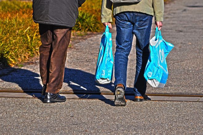 Aptauja Rīgā: Ar ko jūs nākamgad iepērkoties aizvietosiet plastmasas maisiņus?