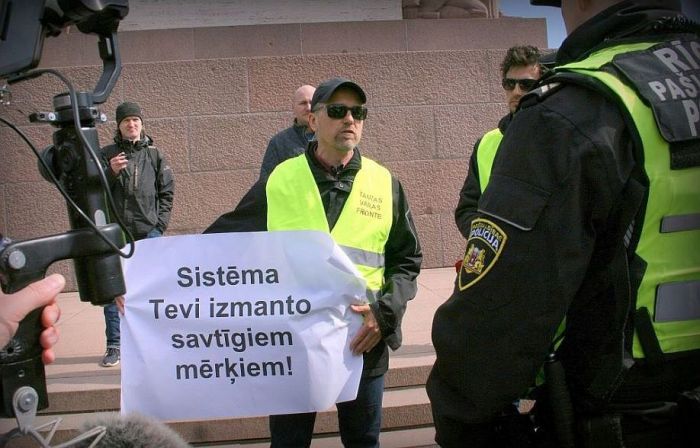 Par nepakļaušanos policijas darbinieku likumīgām prasībām administratīvi sodīts bijušais Carnikavas novada pašvaldības domes deputāts, nodibinājuma “Tautas varas fronte” valdes loceklis Roberts Raimo. Foto – facebook.com