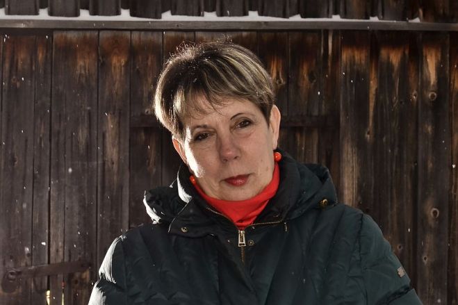 Rakstnieces Ingunas Baueres spalvai pieder teju trīs desmiti grāmatu, no kurām lielākā daļa veltīta Piebalgas un Vidzemes kultūras personībām. “Tas ir ļoti, ļoti svarīgi – atcerēties, izcelt, mudināt,” saka rakstniece. Foto – Aivars Ošiņš