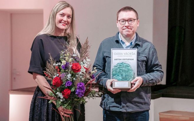 Ādažu novada domes priekšsēdētāja Karīna Miķelsone un 2025. gada Ojāra Vācieša literārās prēmijas dzejā ieguvējs Artis Ostups. Foto - Dārta Zaļkalne, Ādažu novada pašvaldība