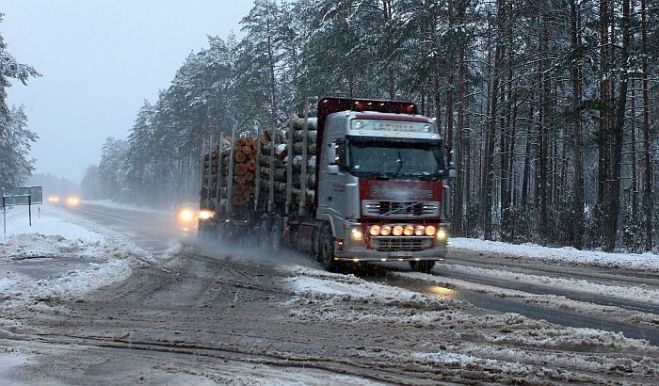 Gandrīz visā valsts teritorijā uz autoceļiem ir apgrūtināti braukšanas apstākļi