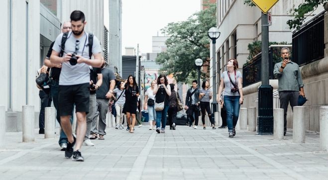 Ekonomists: Nākamā gada otrajā pusē vidējā alga Latvijā pārsniegs 1100 eiro