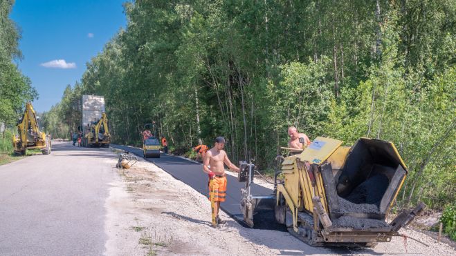 Tiek ieklāts asfalts jaunajā gājēju un velosipēdistu celiņa Olaine–Līdumu karjers posmā. Foto: www.olaine.lv