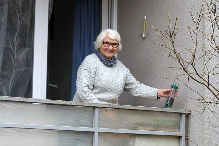 Lidija Jonāne labprāt vēro ārā notiekošo, arī zīlīšu dzīvi, kas ietur maltīti barotavā uz balkona. Foto - Iveta Rozentāle