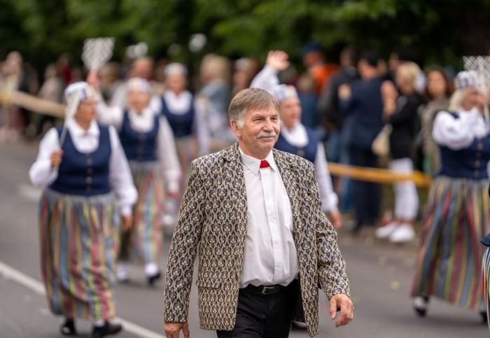 Ēriks Derums dziesmu un deju svētku gājienā. Foto – no privātā arhīva