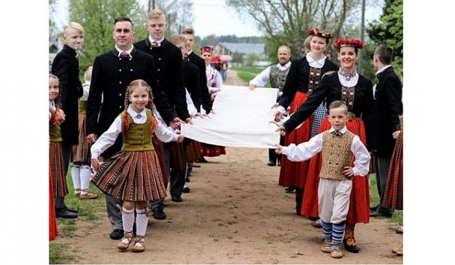 “Rīgas Apriņķa Avīzei” šķita, ka interesantākais darbs Carnikavas novadā šogad bija 30 metrus garais pašu noaustais baltais galdauts.