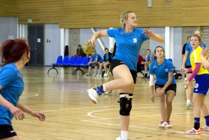 Salaspils handbolistes turpina uzvarēt, vīriem zaudējumi
