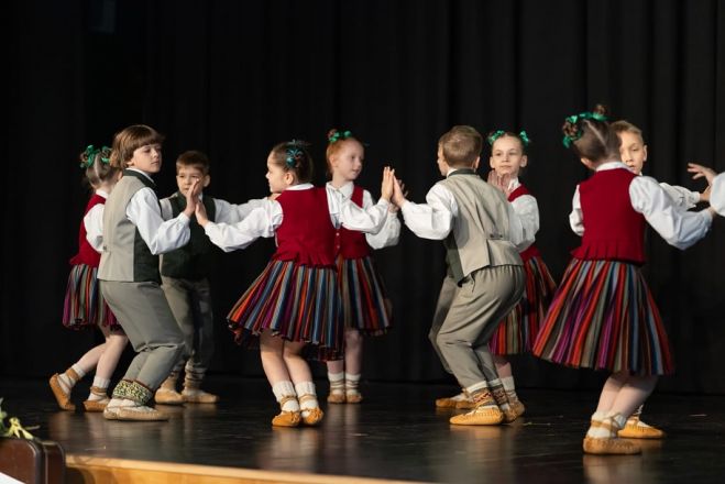 26.II Deju kolektīva "Pasaciņa" sadraudzības koncerts "Draugu pulkā" Berģos