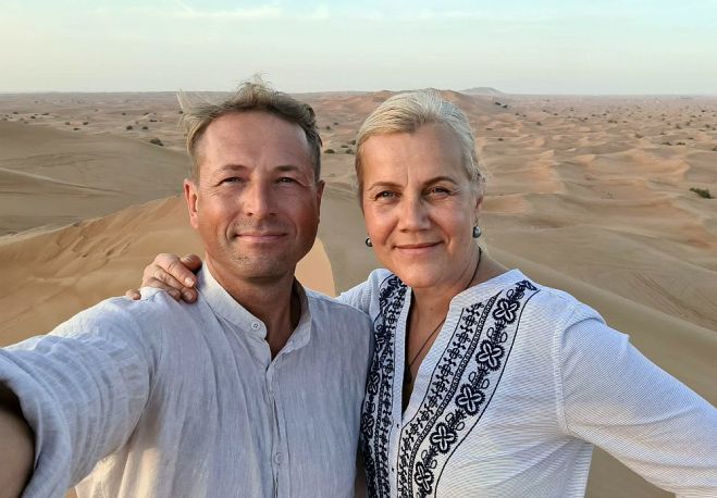 Kaspars un Vita Arābijas tuksnesī pie Dubaijas – pilsētas, kas savulaik tika celta tuksnesī. Foto – no privātā arhīva