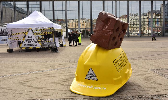 Valsts darba inspekcijas rīkotās kampaņas &quot;Esi drošs, ka darbs ir drošs&quot; atklāšanas pasākums Stacijas laukumā. Foto - LETA