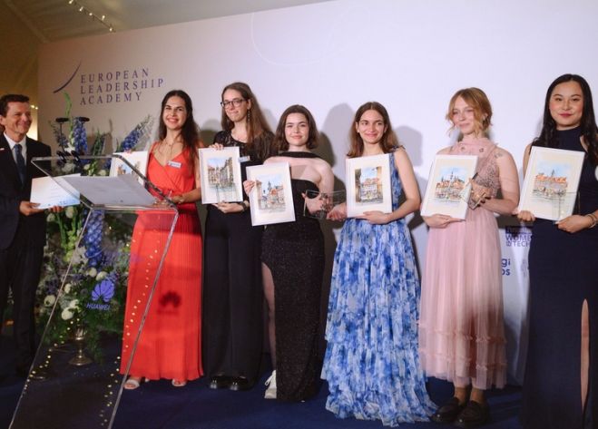 Olainiete Tatjana Kiseļova (otrā no labās) saņem apbalvojumu "Nākotnes veselības varone". Foto - European Leadership Academy un Megija Kokoreviča