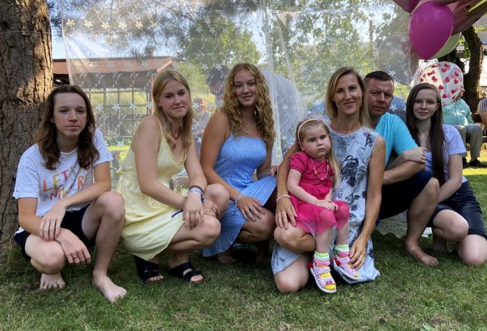 Kuplā un draudzīgā Riekstu-Riekstiņu ģimene: (no kreisās) Toms, Nora, Madara, Līna, Maija, Valdis un Nora. Foto – no privātā arhīva