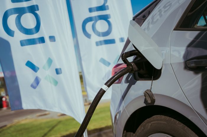 Elektroauto uzlādes stacijas: attīstība un nozīme mobilitātes nākotnē