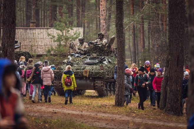 Foto: Skolēnu dienu Ādažu garnizonā apmeklē aptuveni 2000 dalībnieku