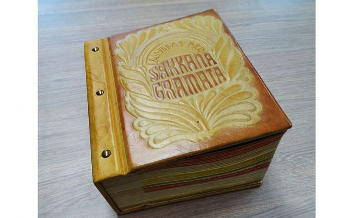 Pirmā Latvijas sarkanā grāmata, ko apstiprināja 1980. gadā. Foto - Gunta Čekstere