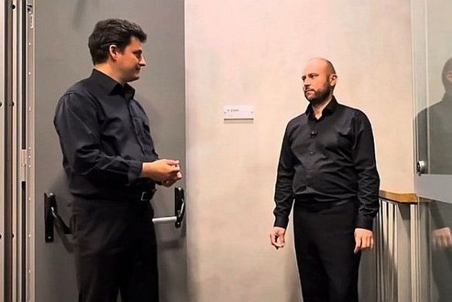LNSO mākslinieku neatkarīgās arodbiedrības priekšsēdētājs Mareks Pinta sarunā ar LNSO trombonu trupas koncertmeistaru Kasparu.  Foto – ekrānšāviņš no “Youtube”