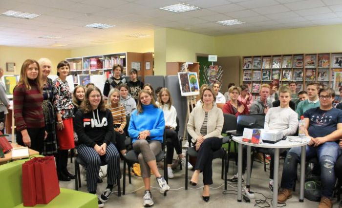 Satversmes tiesas tiesnese Daiga Rezevska, Siguldas Valsts ģimnāzijas skolēni ar skolotājām un Siguldas novada bibliotēkas darbinieki. Foto – Indra Sūna