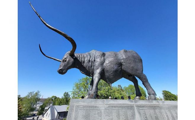 Leģendā cildinātā taura skulptūru izveidoja par godu pilsētas 700. jubilejai. Foto – Antra Gabre