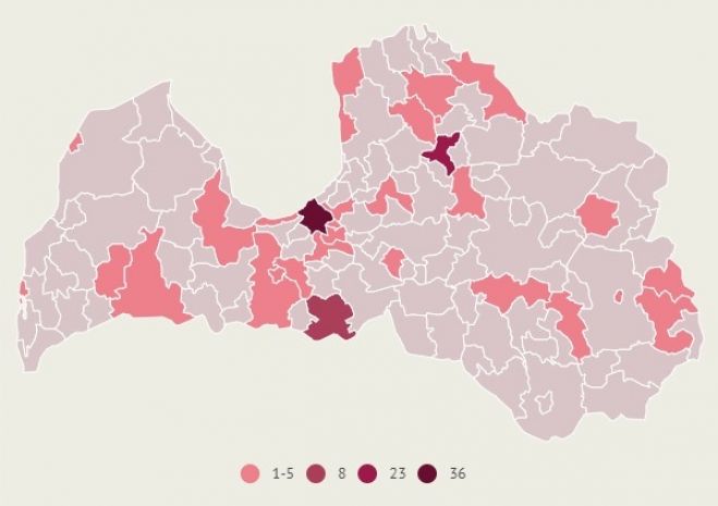 Pašlaik aktīvo Covid-19 saslimšanas gadījumu skaits Latvijas novados. Infografika: LETA