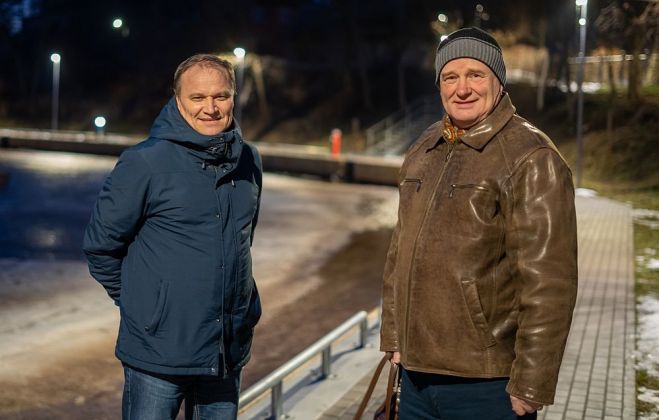 Arnis Zitāns (no kreisās) un Gunārs Melnis pie Aģes promenādes. Foto: Pēteris Gertners un no privātā arhīva