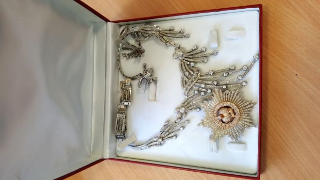 Valsts policija aicina aplūkot atsavināto un neatpazīto zeltlietu fotogrāfijas un atsaukties to likumīgos īpašniekus. Foto - Valsts policija