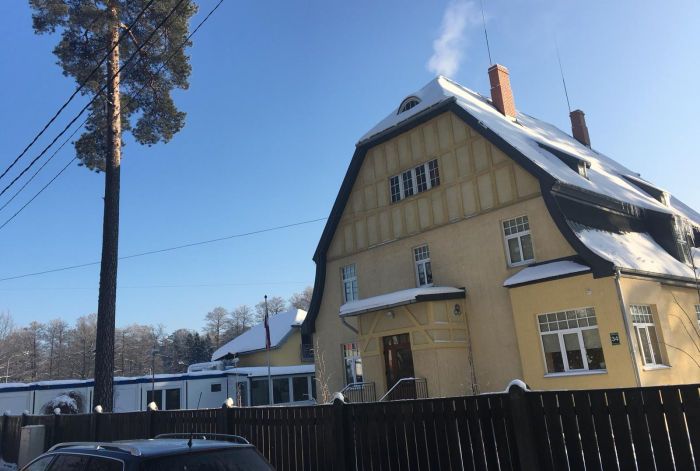Garkalnes novada pašvaldības bērnudārzs “Skudriņas”. Visi atzīst, ka vietu skaits tajā jau ir vai tuvā¬kajā nākotnē būs problēma. Taču jauna bērnudārza celtniecība plānota vēl nezināmā nākotnē.