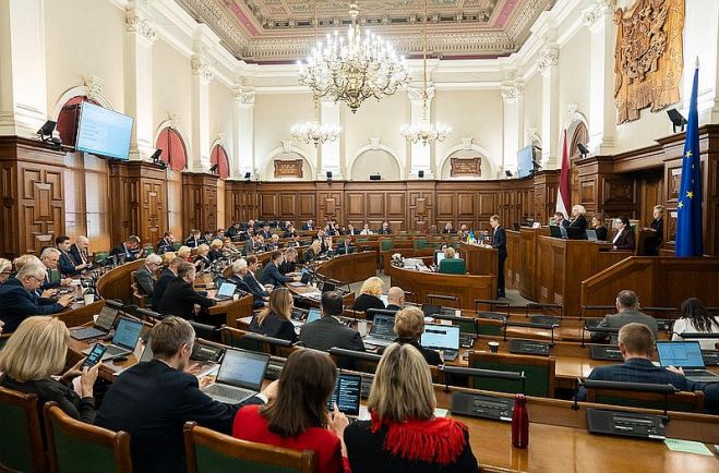 Foto - Liene Ozola un eva Ābele, Saeima