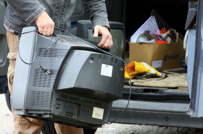 "ZAAO" atceļ maksu par riepu, logu stikla un elektrotehnikas nodošanu ekolaukumos