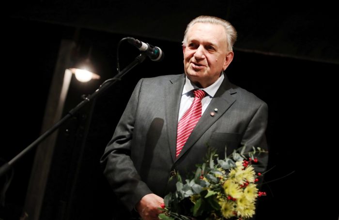 Vēsturnieks un arheologs Andris Caune svinīgās ceremonijas laikā izstāžu zālē "Rīgas Mākslas telpa". Foto: LETA