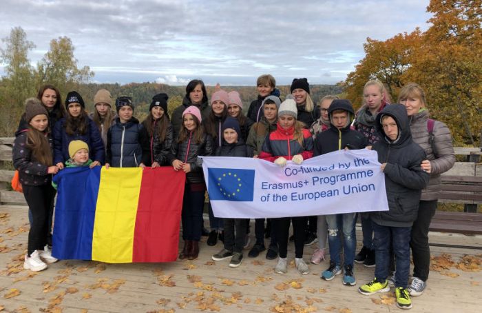 Kopīgā pastaigā pa Siguldu Mores skolēni un viesi no Rumānijas apmeklēja Svētku laukumu, pils kompleksu un Paradīzes kalnu. Foto – Raivis Dzintars