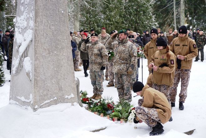 Foto: Babītes novadā piemin Ziemassvētku kaujās kritušos