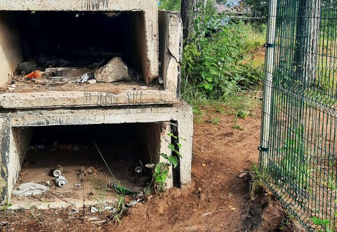 Skolēnu vecāku atsūtītajās fotogrāfijās uzskatāmi ir redzami celiņi, taciņas un šķēršļu joslas, kas skolēniem ik dienas ir jāšķērso, lai nokļūtu skolas autobusa pieturvietās. Foto – skolēnu vecāki