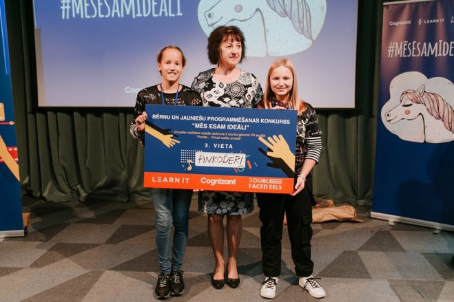 3. vietas ieguvējas Anna Hrističa un Alise Evelīna Toča no Salaspils 1. vidusskolas. Foto: www.facebook.com/learnitlv
