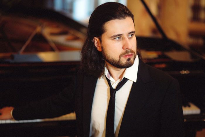 Pianists Andrejs Osokins klausās hiphopu un "house" mūziku