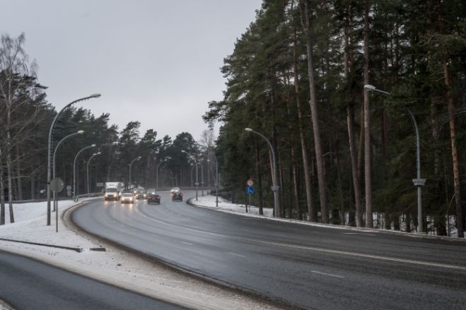 Uz Dzintaru pārvada Jūrmalā samazināts atļautais braukšanas ātrums