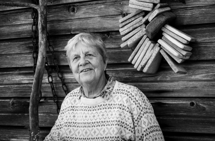 Baiba Šuvcāne no Lībiešu krasta visu mūžu pētījusi novada zveju dzimtu vēsturi. Foto – Valdis Brauns