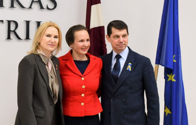 Veselības ministre Līga Meņģelsone ar Ukrainas parlamenta priekšsēdētāja vietnieci Olenu Kondratjuku un Ukrainas ārkārtējo un pilnvaroto vēstnieku Latvijā Oleksandru Miščenko. Foto - www.vm.gov.lv