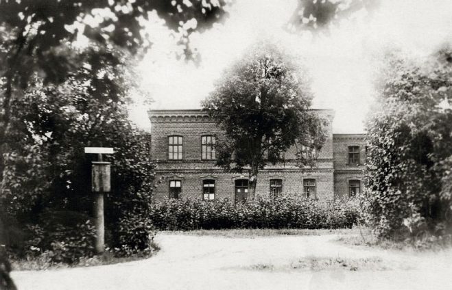 Sākotnēji Ādažu bibliotēka bija izvietota Ādažu pagasta namā. Foto no 20. gs. sākuma. Foto – no Carnikavas Novadpētniecības centra arhīva