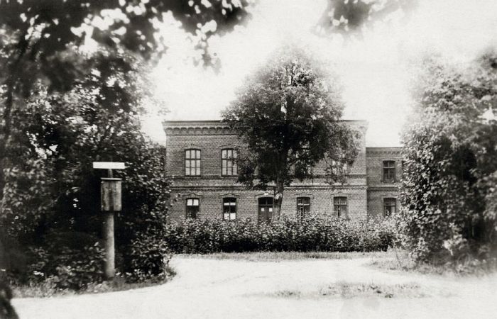 Sākotnēji Ādažu bibliotēka bija izvietota Ādažu pagasta namā. Foto no 20. gs. sākuma. Foto – no Carnikavas Novadpētniecības centra arhīva