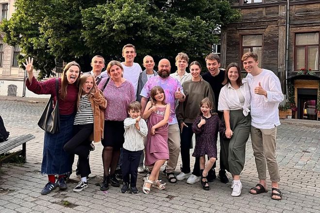 Baiba Ozola, Latvijas Daudzbērnu ģimeņu apvienības valdes locekle, 11 bērnu mamma ar ģimeni. Foto – no Baibas Ozolas privātā arhīva