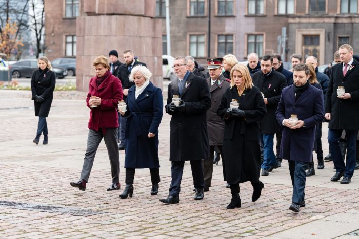 Svecīšu nolikšana pie Latvijas Okupācijas muzeja piemiņas memoriāla “Vēstures taktīla”, pieminot 1000 dienas kopš Krievijas pilna mēroga militārā iebrukuma Ukrainā. Foto - Reinis Inkēns, Saeima