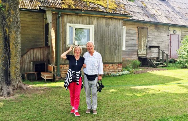 Barbara un Huberts pie Ādažu muižas 2020. augustā. Foto – no Elitas Pētersones privātā arhīva