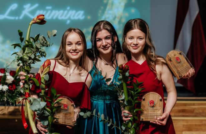 Gada komanda šaušanas sportā - Līva Krūmiņa, Kristiāna Agule, Alise Dvarišķe. Foto - Kitija Folkmane