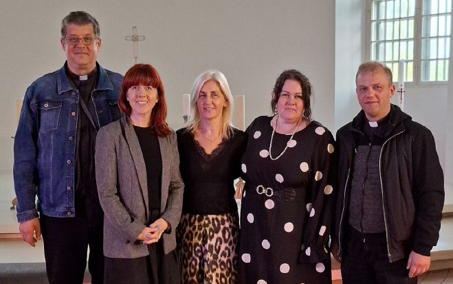 Sarunas dalībnieki Jānis Kopštāls, Inga Sondore, Dace Veispāle, Inese Laubenbaha un Ivars Jēkabsons. Foto – no Baltezera baznīcas arhīva