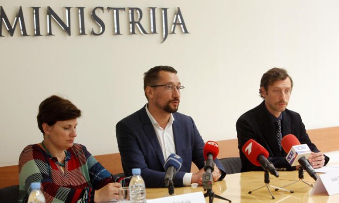 Veselības ministre Ilze Viņķele, ģimenes ārsts Ainis Dzalbs un Veselības ministrijas komunikācijas nodaļas vadītājs Oskars Šneiders piedalās preses konferencē par jaunas, valsts apmaksātas zarnu vēža testēšanas metodes ieviešanu Latvijā. Foto - LETA