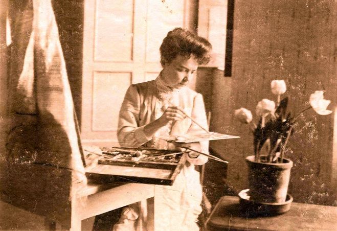 Foto – “Gleznojoša sieviete”. Nezināma autora fotogrāfija no kāda vācbaltiešu ģimenes albuma. 20. gadsimta sākums. Latvijas Nacionālā bibliotēka, Reto grāmatu un rokrakstu krājums.